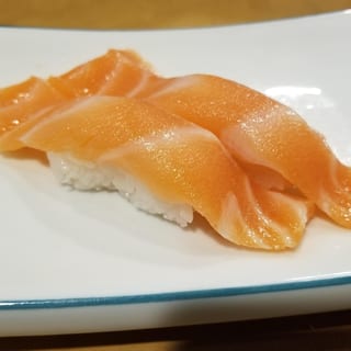 Salmon/ Sake Sushi (2pcs)